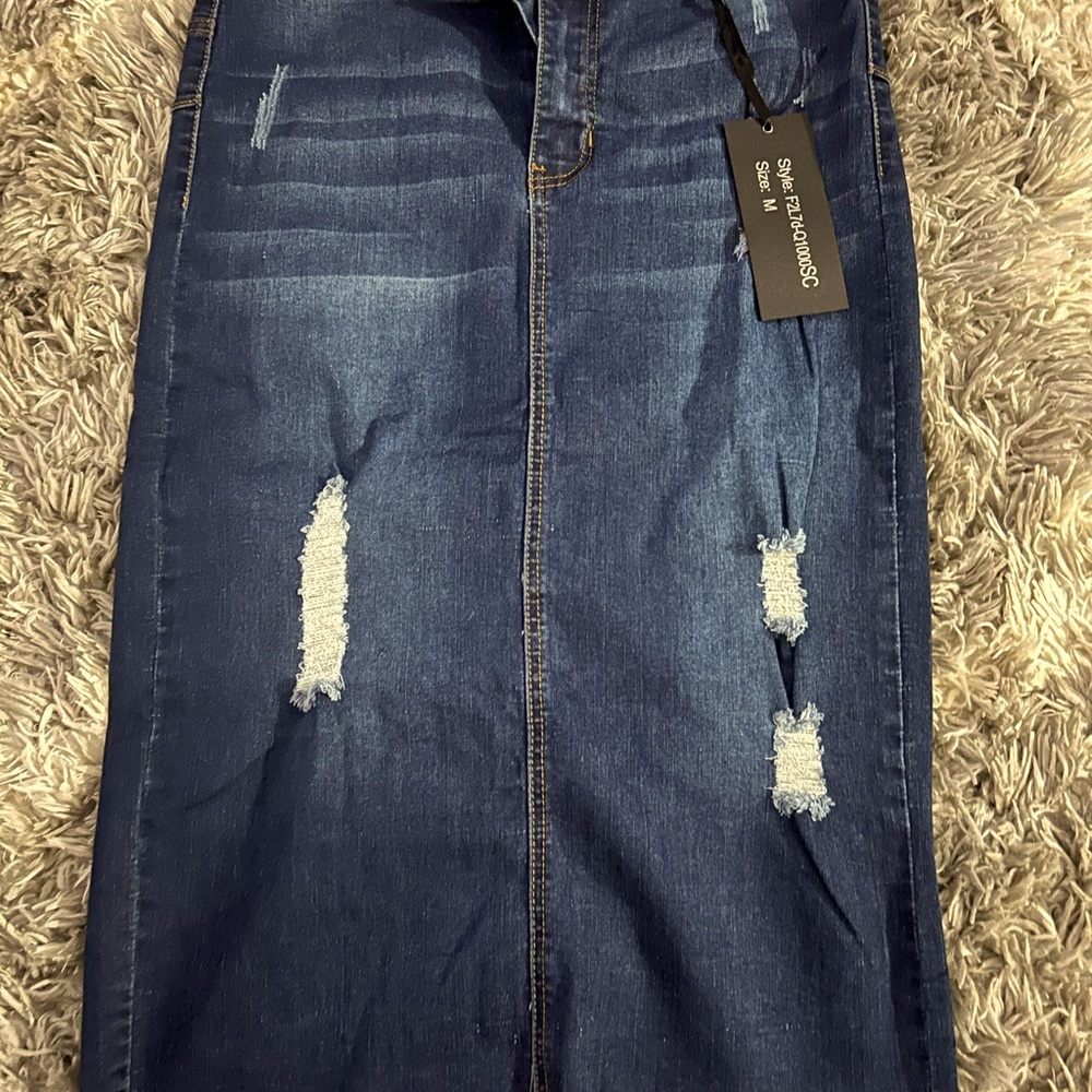 New cute knee length skirt  never worn